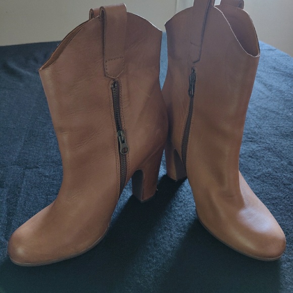 Boots - Picture 3 of 3